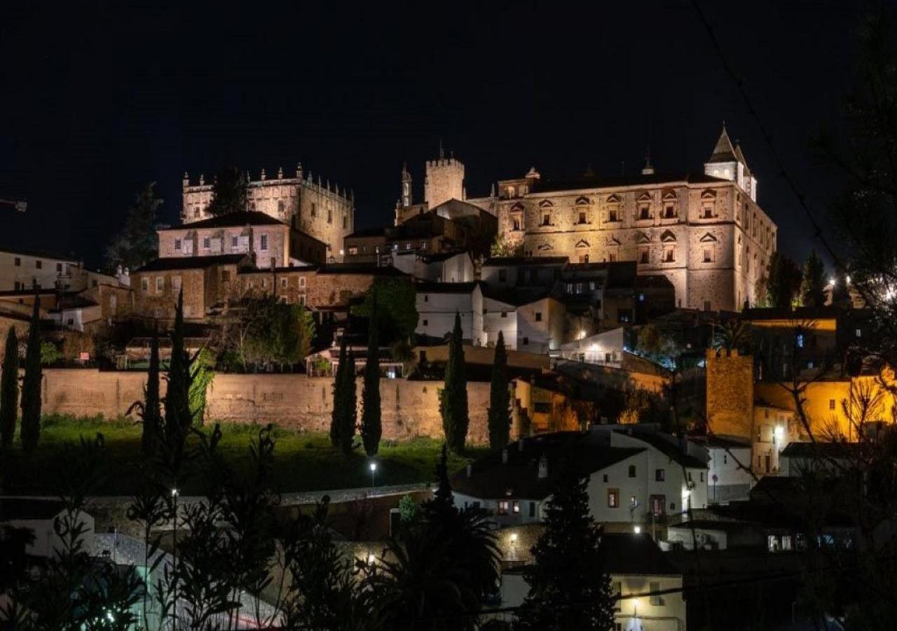 Apartamento Turistico Muralla De Касерес Екстер'єр фото